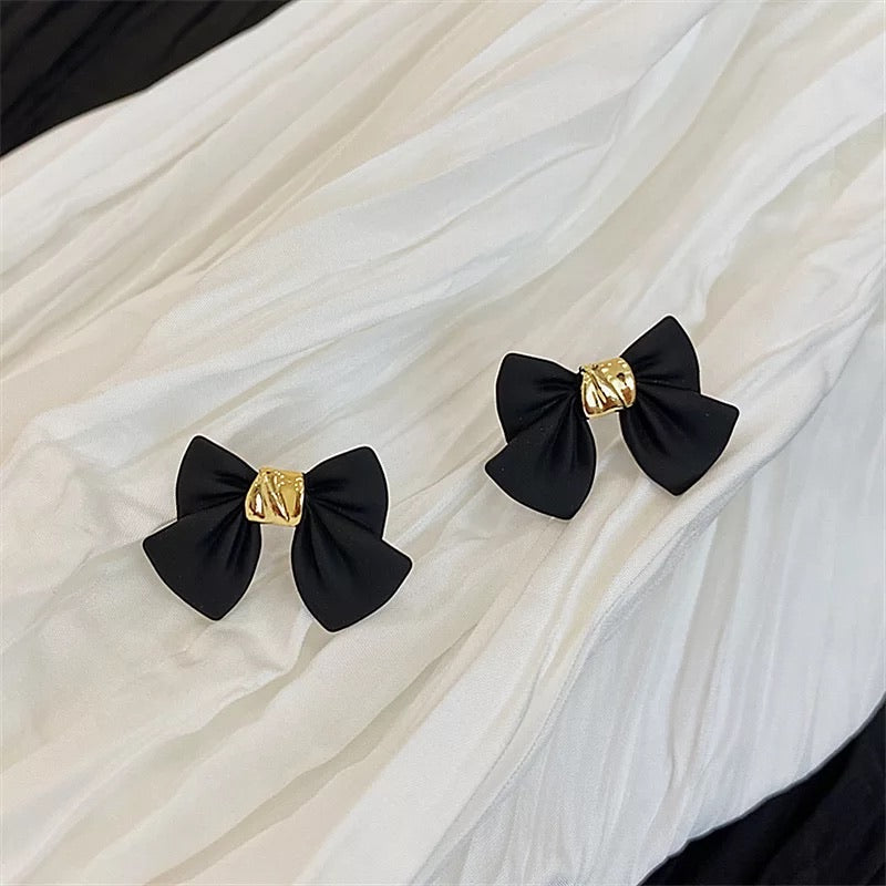 BLACK & GOLD SMALL BOW STUD EARRINGS